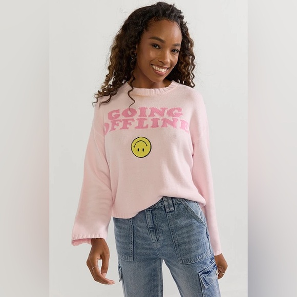 NWT Francesca’s Going Offline Smiley Pullover Sweater Knit Baby Pink Crew Neck - Picture 1 of 4